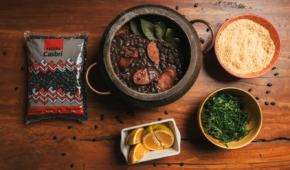 Carnaval em casa: receita de feijoada prática e Whisky Sour