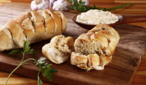 Receitas de pão de alho para impressionar no churrasco