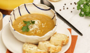 Receita: a melhor sopa de cebola da sua vida