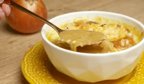 Sopa de Cebola Francesa para aquecer nesse inverno