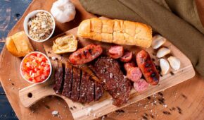 Pratos que Combinam com Churrascos de Verão