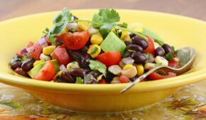 Salada morna de feijão preto Casbri com legumes assados