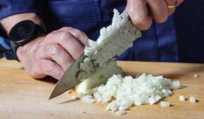 3 tipos de corte de cebola que mudam tudo na receita