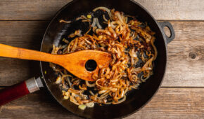 Truques de tempero e sabor para fazer a cebola realçar seu prato
