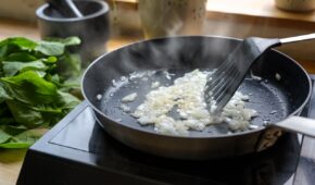 Como refogar cebola corretamente: o segredo para mais sabor nas receitas