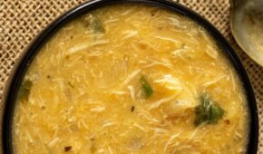 Caldo de mandioca com frango: receita cremosa e perfeita para os dias frios