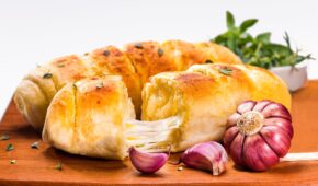 Pão de alho com queijo puxadinho